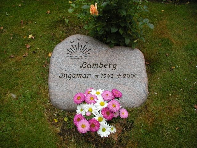 L5. Liggande sten i Hallandia granit. Flammad och kupad översida. Text och dekor djupblästrad. L5. Liggande sten i Hallandia granit. Flammad och kupad översida. Text och dekor djupblästrad.